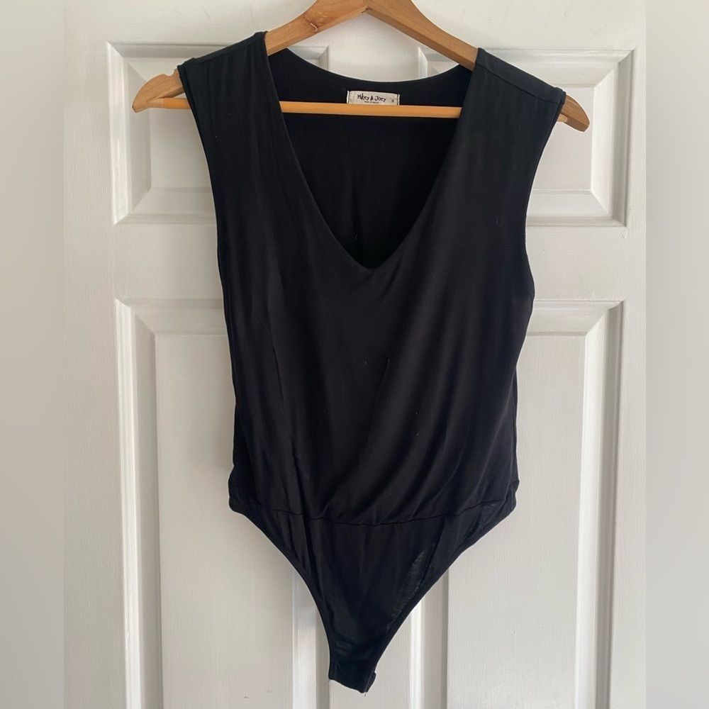 Mikey & Joey Women’s Black V-Neck Bodysuit Size M